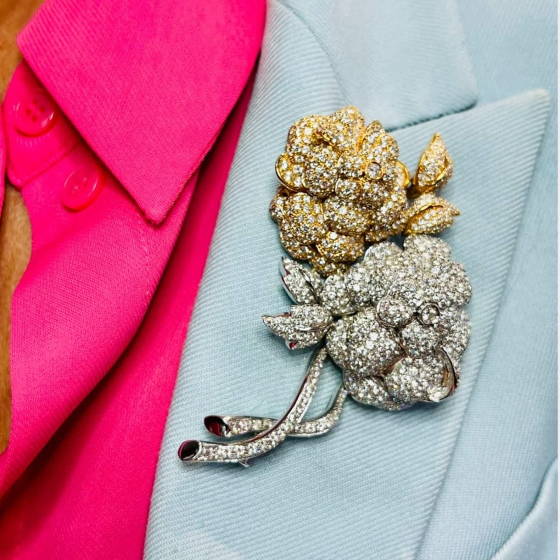 18K Gold Diamond Flower Brooch 774 Stones 25.50 Ct F-G VVS-VS: 18K Gold Diamond Flower Brooch 774 Stones 25.50 Ct F-G VVS-VS This stunning 18K Yellow and White Gold Diamond Flower Brooch is a true statement piece. Weighing 81.4 grams, it showcases a remarkable co