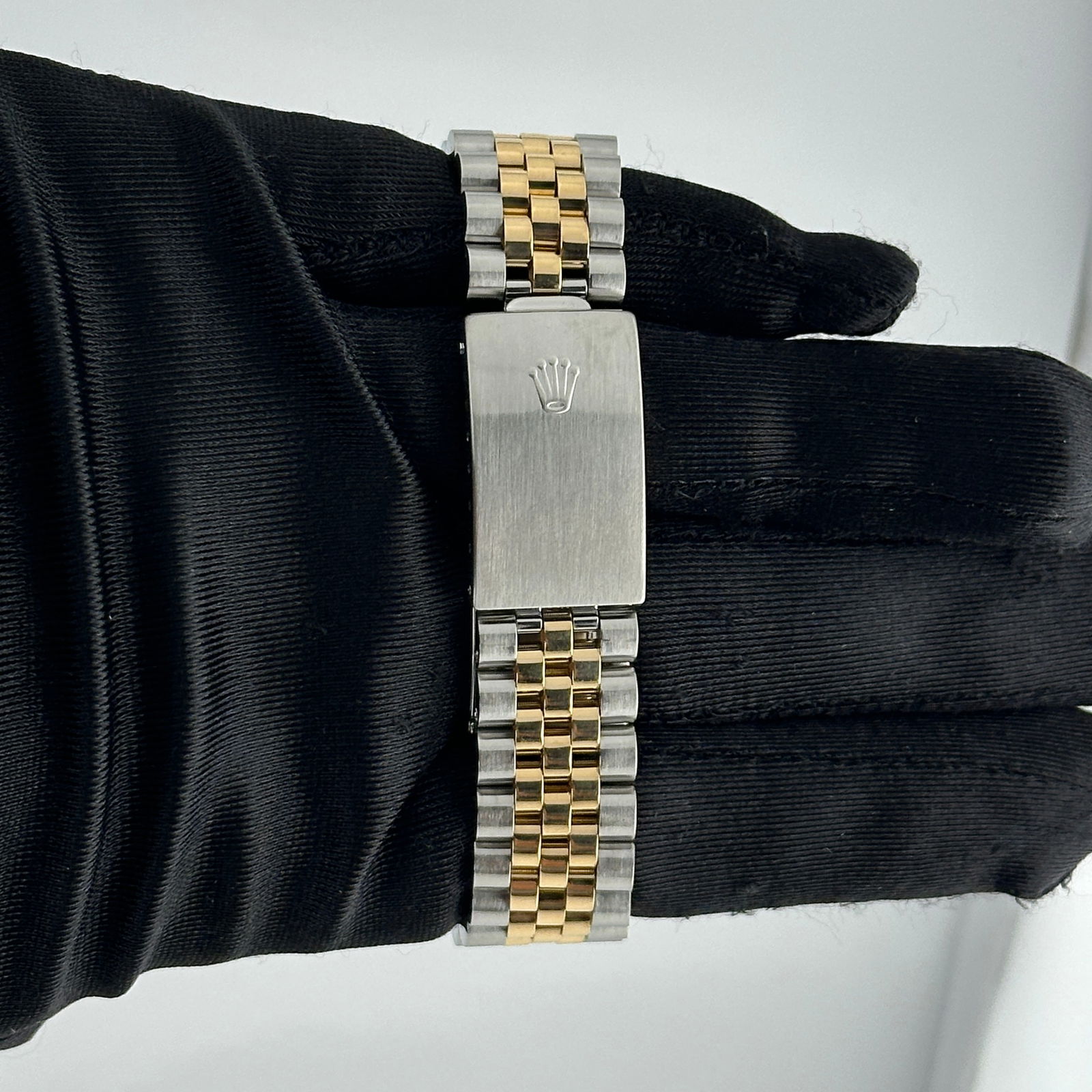 Datejust 16233 Champagne Diamond Dial Jubilee Bracelet Men's Watch: Datejust 16233 Champagne Diamond Dial Jubilee Bracelet Men's Watch This Rolex Datejust features an Aftermarket champagne diamond dial and is fitted with a Jubilee bracelet. The watch has a fluted beze