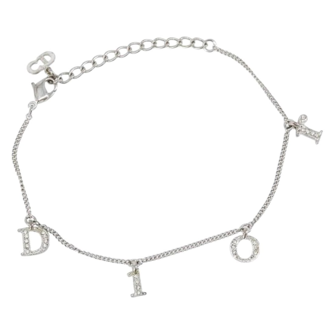 Christian Dior Silver Metal Bracelet Auth am9445: Christian Dior Silver Metal Bracelet Auth am9445 This exquisite Christian Dior bracelet is crafted from high-quality metal and features a sleek silver finish. With an adjustable total length of approx