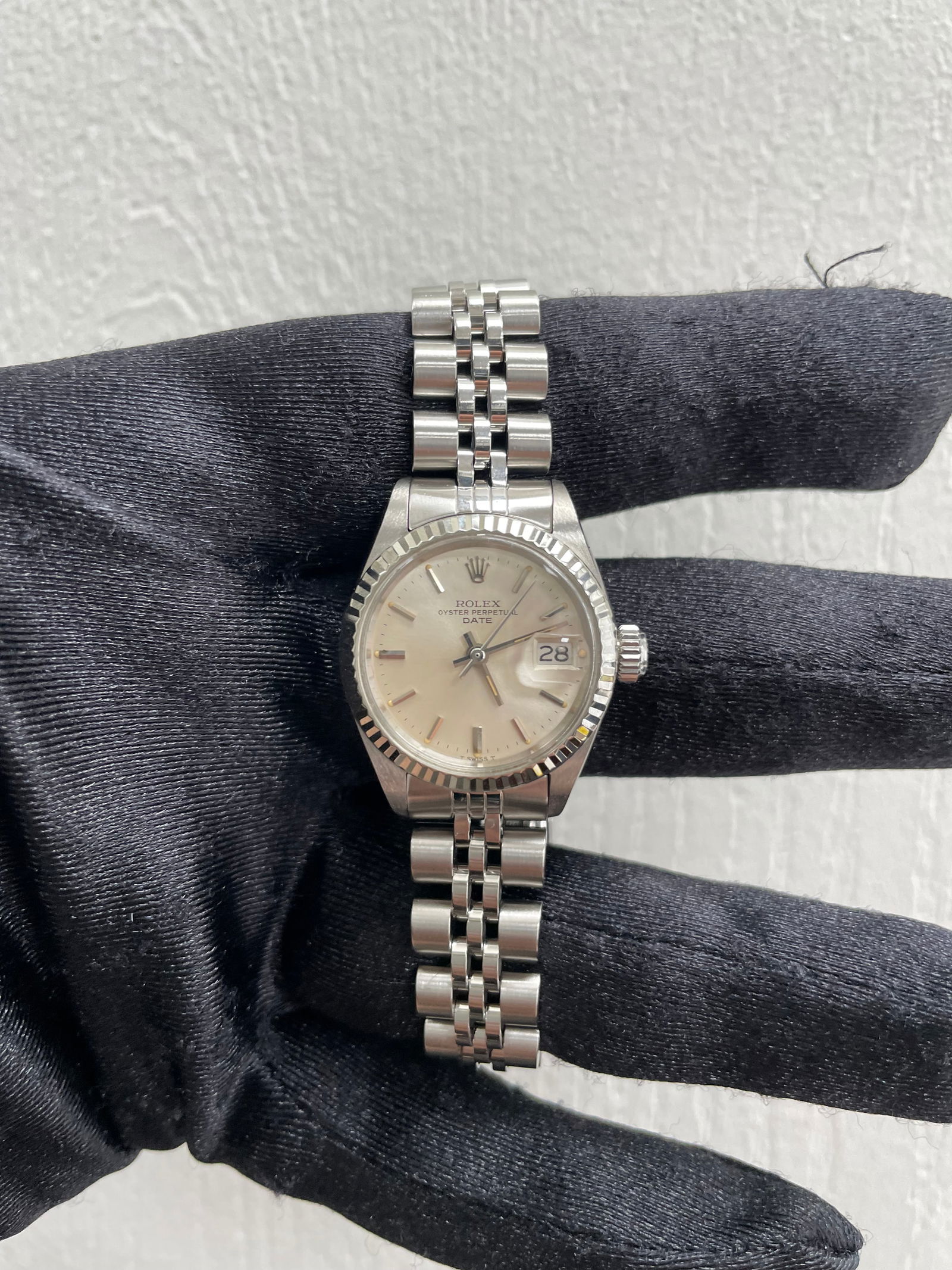 Ladies Datejust 6917 Watch with Silver Dial and Jubilee Bracelet: Ladies Datejust 6917 Watch with Silver Dial and Jubilee Bracelet This ladies Rolex Datejust features a silver dial, fluted bezel, and is paired with a Jubilee bracelet. The watch carries the reference
