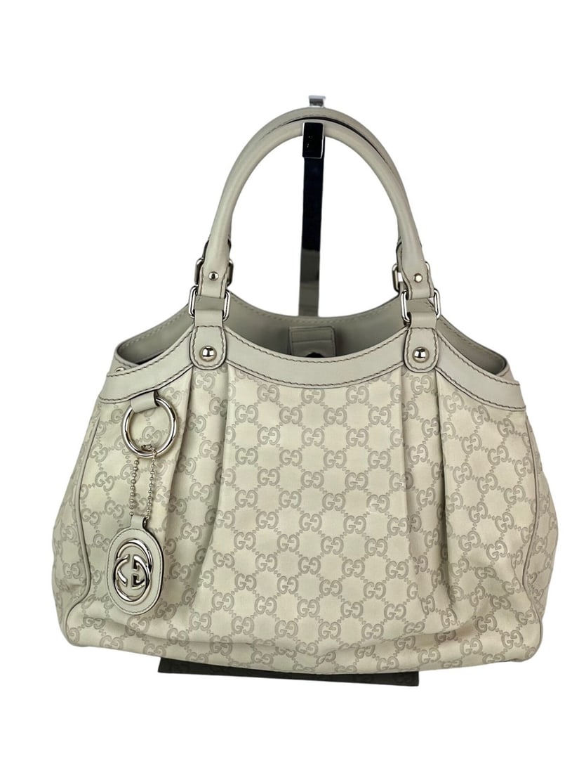 Gucci Sukey Medium Tote Mystic White Leather with Gold Hardware: Gucci Sukey Medium Tote Mystic White Leather with Gold Hardware Discover the elegance of the Gucci Sukey Medium Guccissima Leather Tote in a stunning Mystic White. This stylish trapezoid-shaped tote f