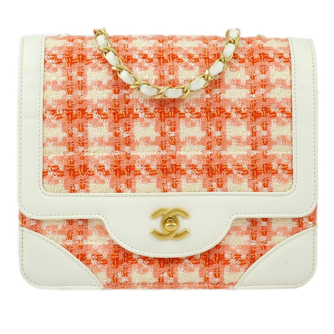 Chanel Classic Flap White Tweed Lambskin Shoulder Bag with Chain Strap: Chanel Classic Flap White Tweed Lambskin Shoulder Bag with Chain Strap This Chanel shoulder bag features a stylish combination of white tweed and lambskin, offering both elegance and durability. With