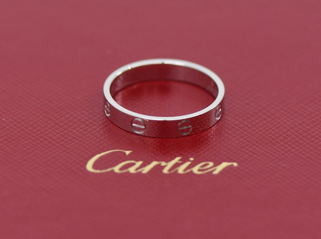 Cartier 18K White Gold Love Ring Size 58 Authentic with Box: Cartier 18K White Gold Love Ring Size 58 Authentic with Box This exquisite Cartier Love Ring is crafted from 18K white gold, embodying timeless elegance and luxury. Designed in a small model, it featu