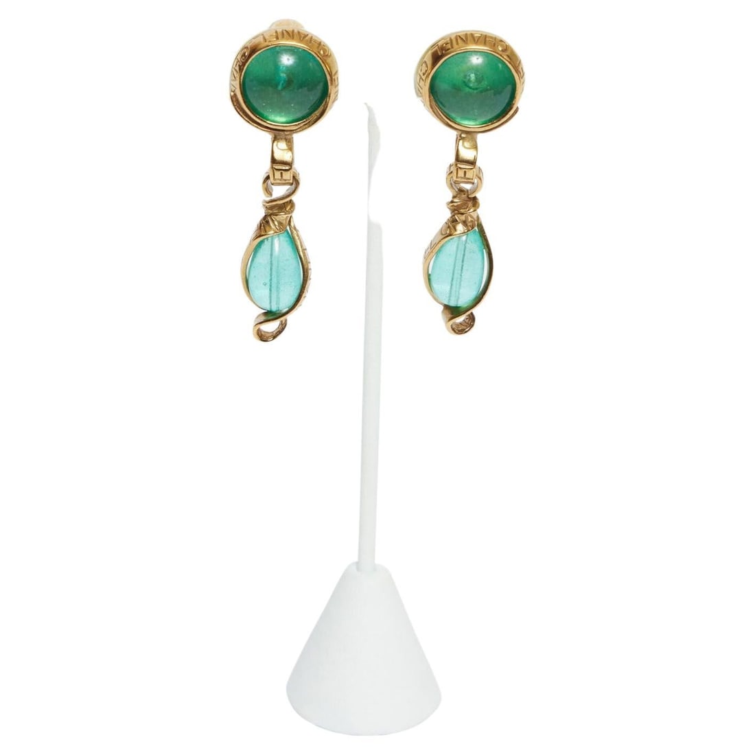 Chanel Vintage Gold Drop Earrings with Green Gripoix Glass 1996: Chanel Vintage Gold Drop Earrings with Green Gripoix Glass 1996 Elevate your accessory collection with these stunning vintage Chanel clip-on drop earrings, crafted from gold metal and adorned with vib