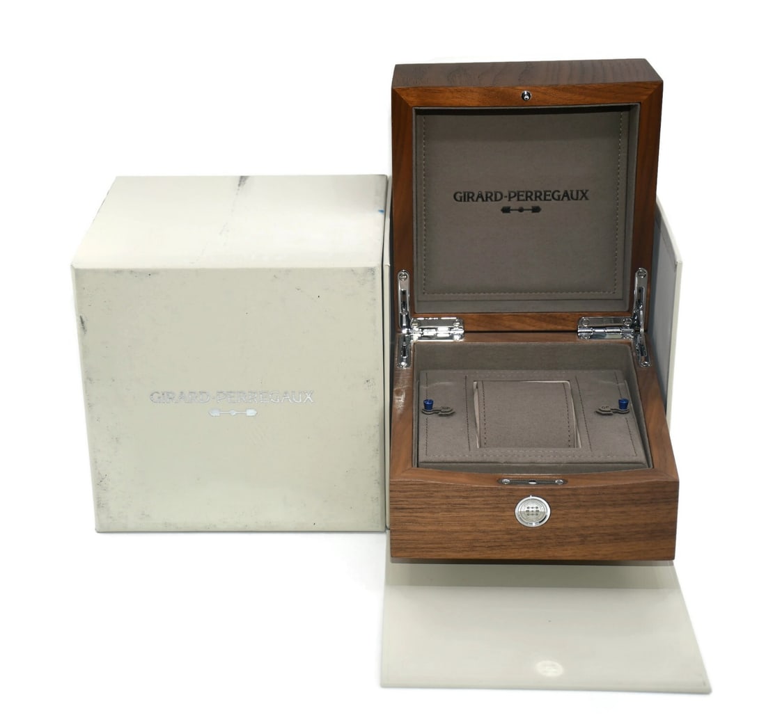 Girard-Perregaux Authentic Brown Presentation Box for Single Watch: Girard-Perregaux Authentic Brown Presentation Box for Single Watch This is a pre-owned Girard-Perregaux presentation box designed for a single watch. It features a rich brown color and is crafted to s