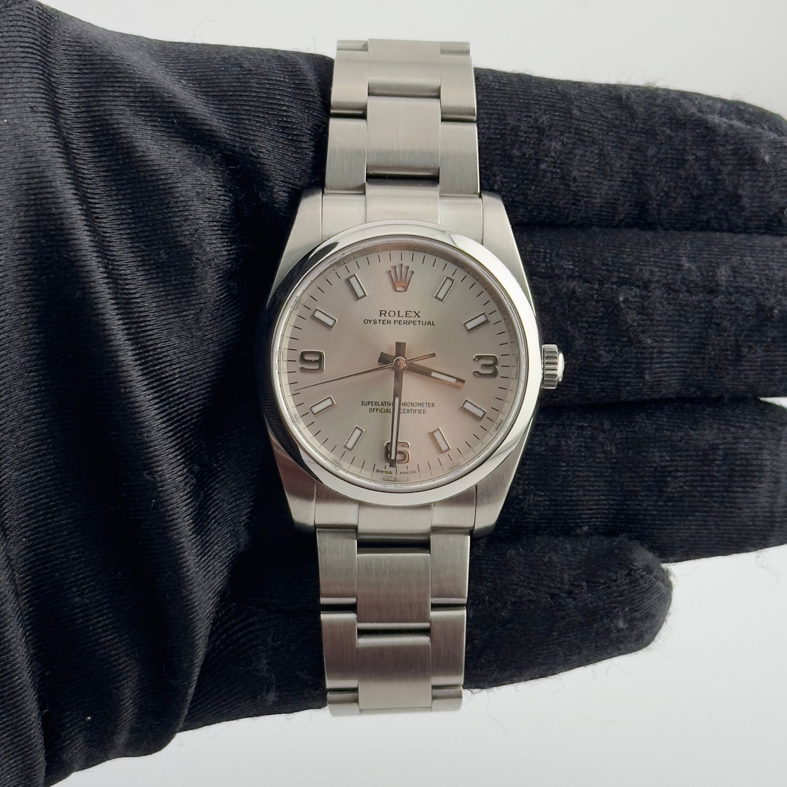 Oyster Perpetual Ref 114200 Unisex Watch with Silver Dial and Oyster Bracelet: Oyster Perpetual Ref 114200 Unisex Watch with Silver Dial and Oyster Bracelet This Rolex Oyster Perpetual features a silver dial with a smooth bezel and is fitted with the classic Oyster bracelet. Des