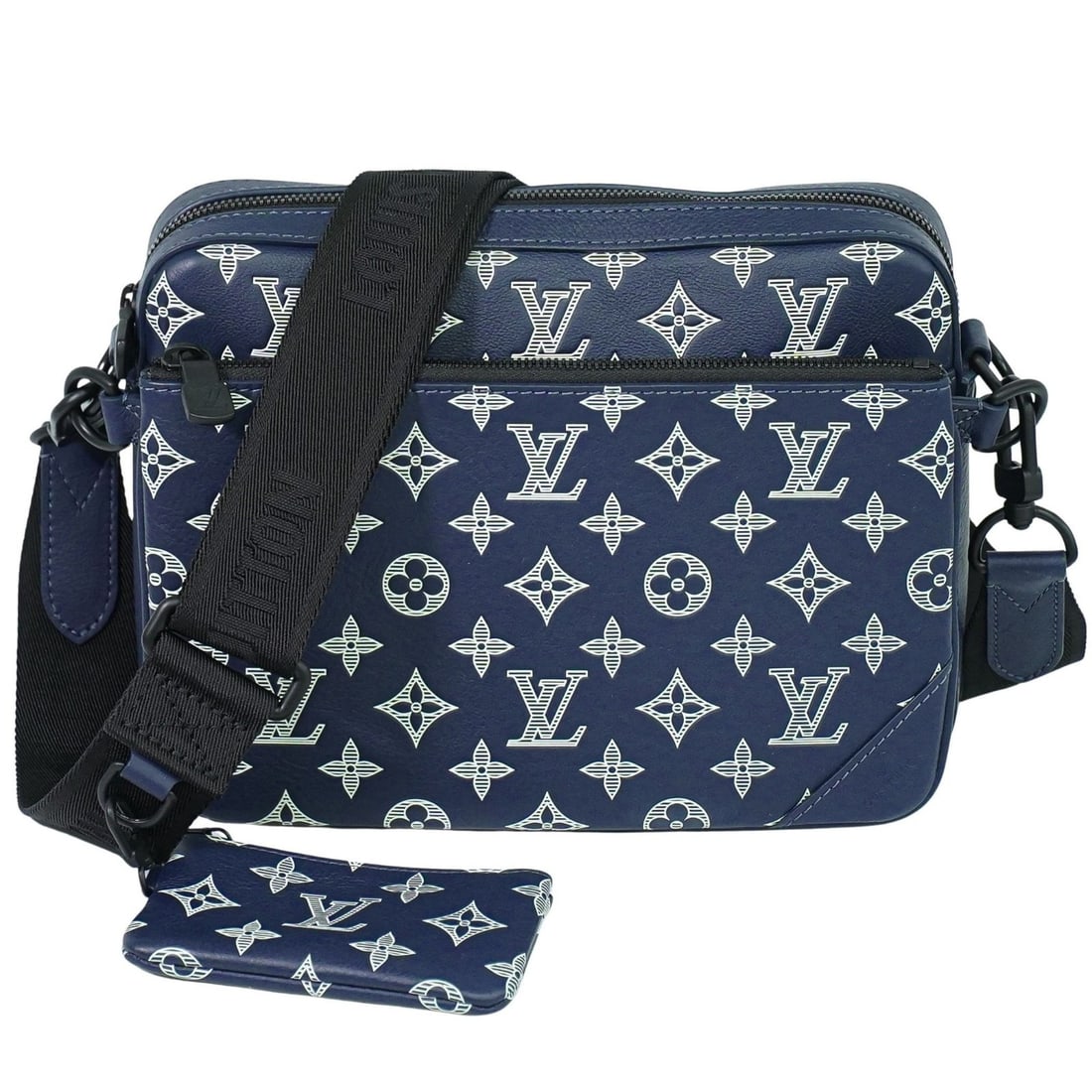 Louis Vuitton Trio Messenger Shoulder Bag in Blue: Louis Vuitton Trio Messenger Shoulder Bag in Blue This pre-owned Louis Vuitton Trio Messenger bag features a blue color and is designed as a shoulder bag for women. It is in excellent condition with s