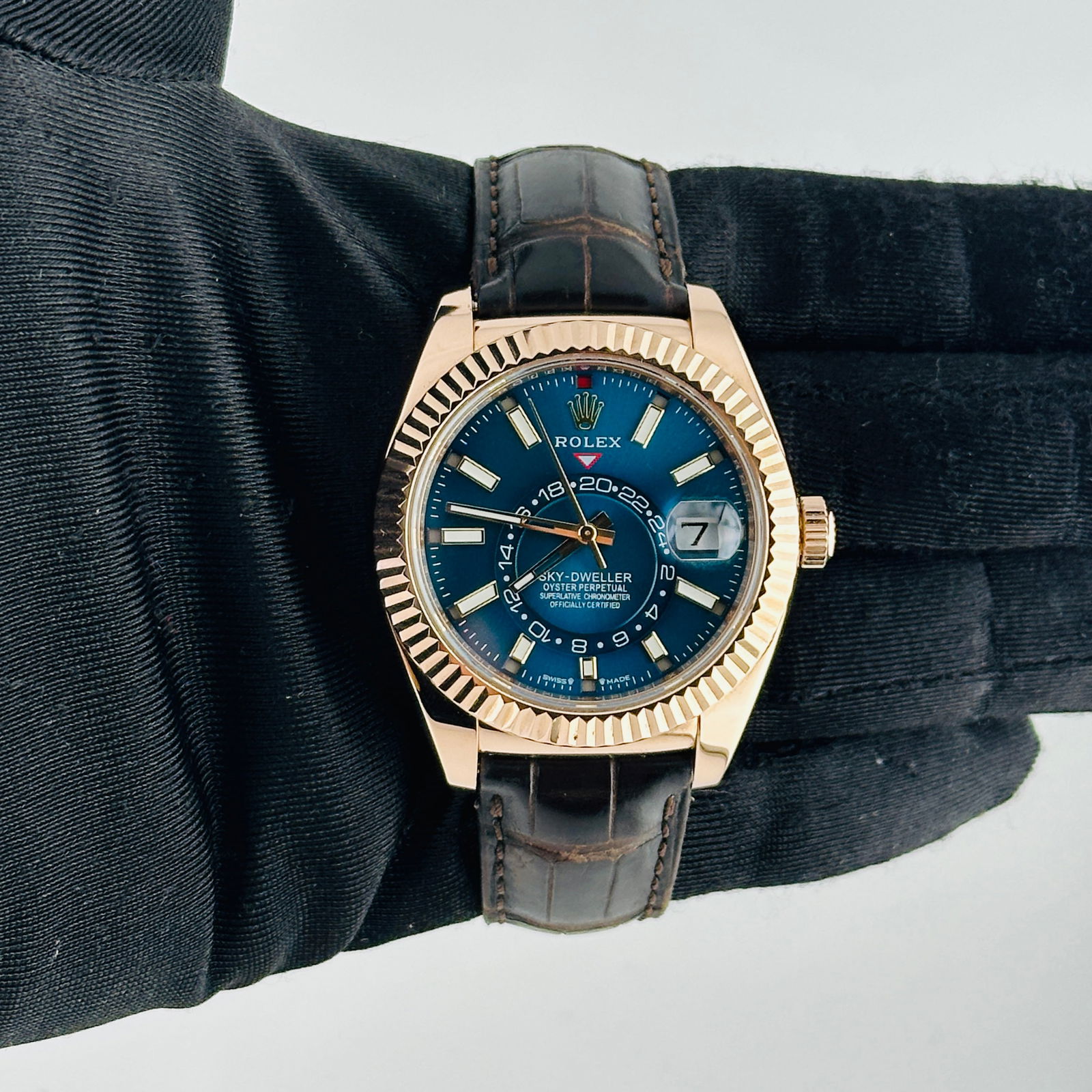 Rolex 326135 Sky Dweller Blue Dial Leather Strap White Card 2015: Rolex 326135 Sky Dweller Blue Dial Leather Strap White Card 2015 This Rolex Sky-Dweller features an Aftermarket blue dial, complemented by a fluted bezel and a leather bracelet. The watch is identifie