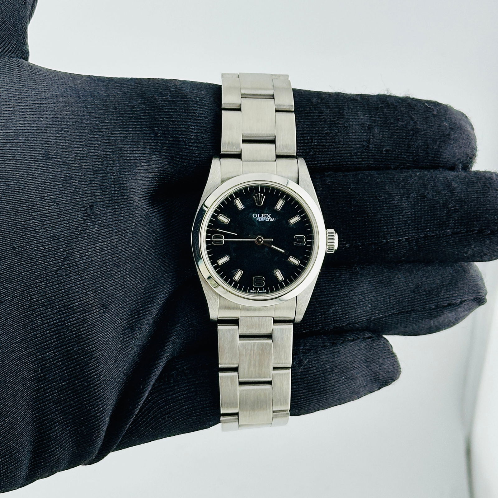 Ladies Oyster Perpetual Watch Black Dial Ref 67480: Ladies Oyster Perpetual Watch Black Dial Ref 67480 This Rolex Oyster Perpetual features a black dial, smooth bezel, and the iconic Oyster bracelet. Designed for ladies, the watch is from the Oyster Pe