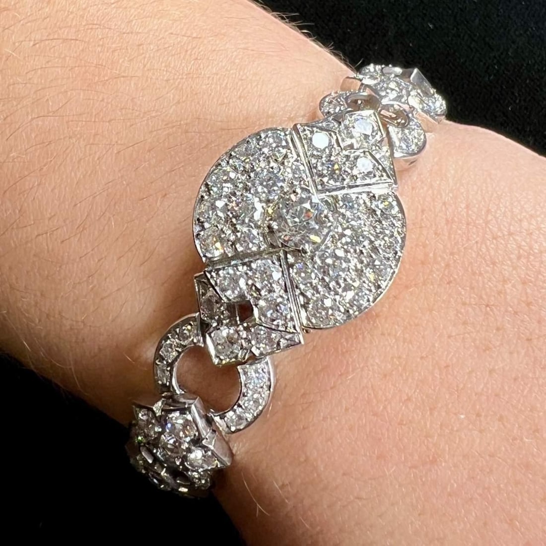 Art Deco Glycine Platinum Watch 10.50 Ct Diamonds Manual-Winding: Art Deco Glycine Platinum Watch 10.50 Ct Diamonds Manual-Winding This exquisite Art Deco Glycine Platinum Watch is a true statement piece, weighing an impressive 36.7 grams. It features approximately