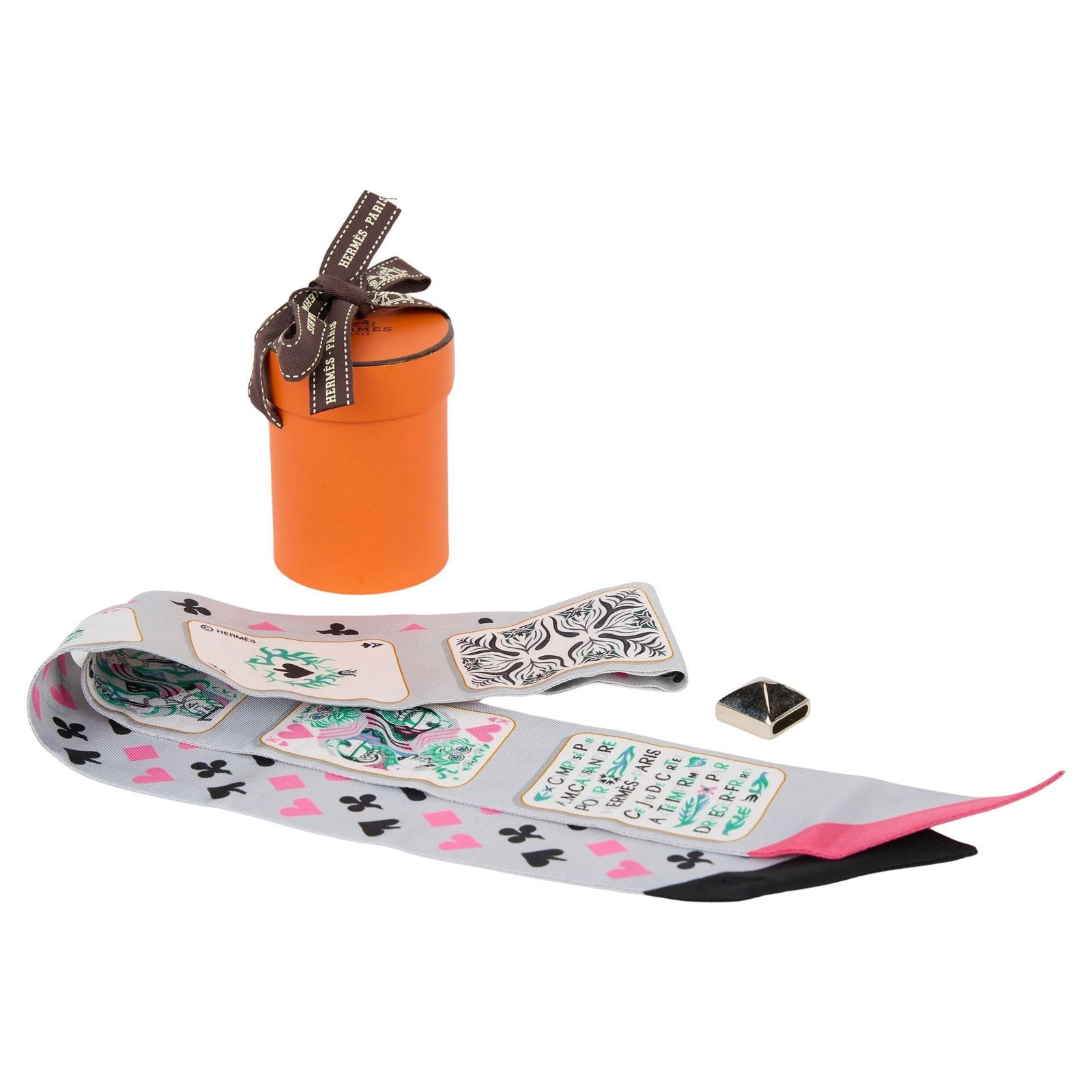 Hermes Jeu de Cartes Twilly Silk Scarf with Palladium Medor: Hermes Jeu de Cartes Twilly Silk Scarf with Palladium Medor Introducing the Hermes Jeu de Cartes Twilly, a stylish accessory crafted from 100% silk. This exquisite piece features a playful card design