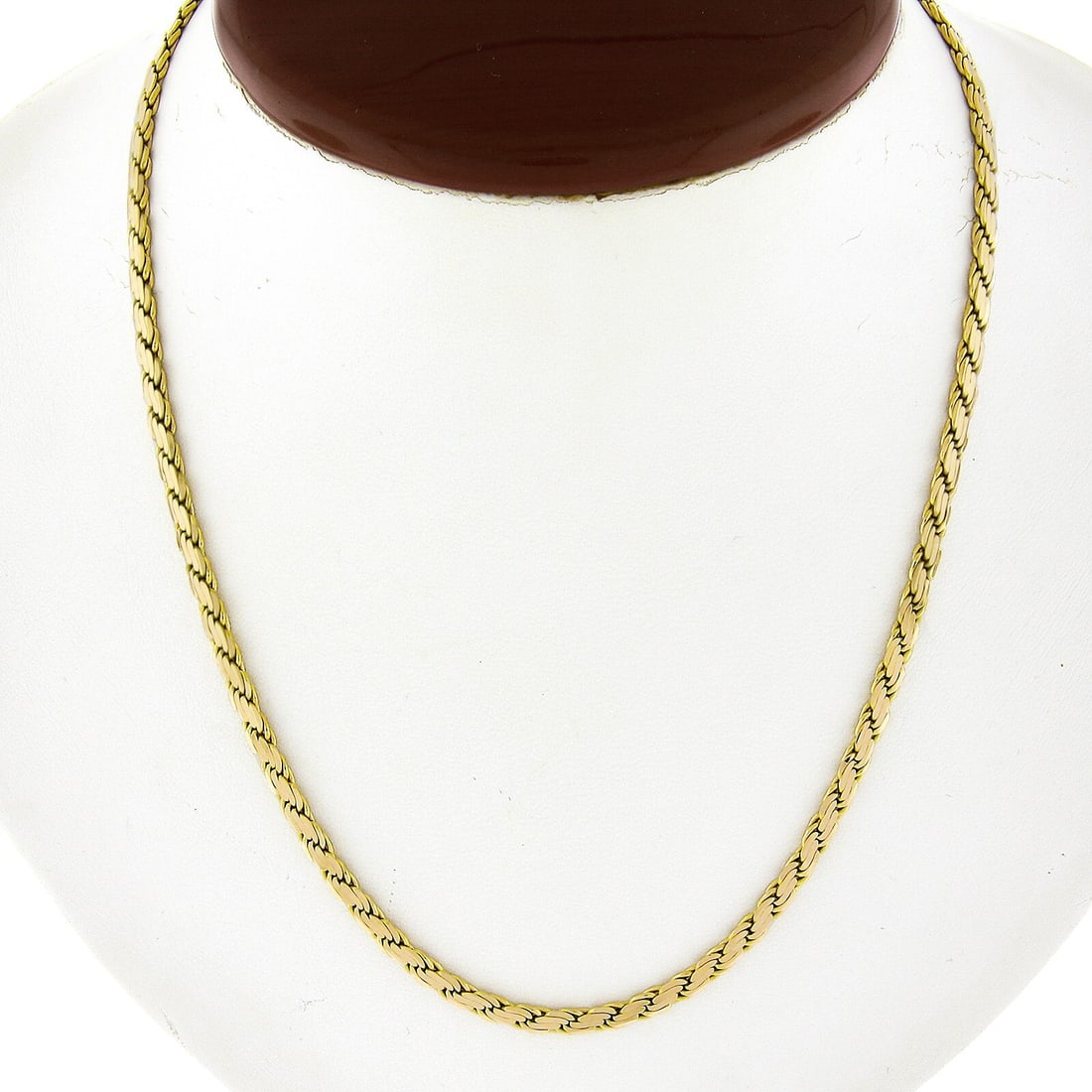 14K Yellow Gold 17 Inch Flat Polished Rope Chain Necklace: 14K Yellow Gold 17 Inch Flat Polished Rope Chain Necklace This exquisite necklace features a 17-inch long flat polished rope link chain, crafted from solid 14K yellow gold. Its elegant design makes it