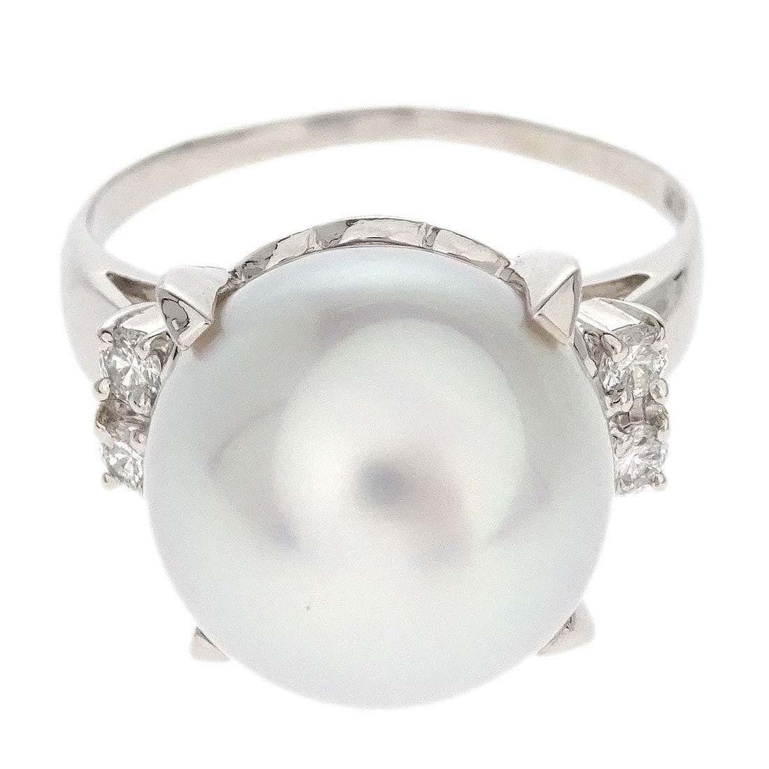 TASAKI Vintage Pt900 Pearl Diamond Ring Size 52 Silver: TASAKI Vintage Pt900 Pearl Diamond Ring Size 52 Silver This exquisite Tasaki ring features a stunning round pearl centerpiece, elegantly set in Pt900 silver. The ring is a vintage piece, showcasing fi