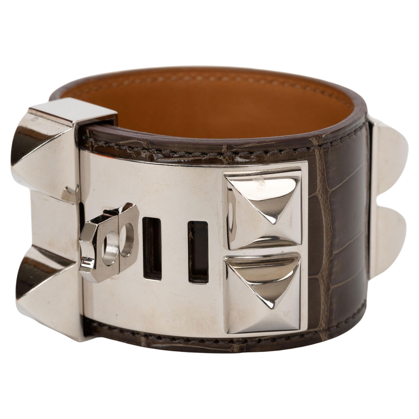 Hermes Grey Alligator Collier De Chien with Palladium Finish: Hermes Grey Alligator Collier De Chien with Palladium Finish This exquisite Hermes Collier De Chien is crafted from luxurious grey alligator leather and features a palladium metal finish. Measuring 1.