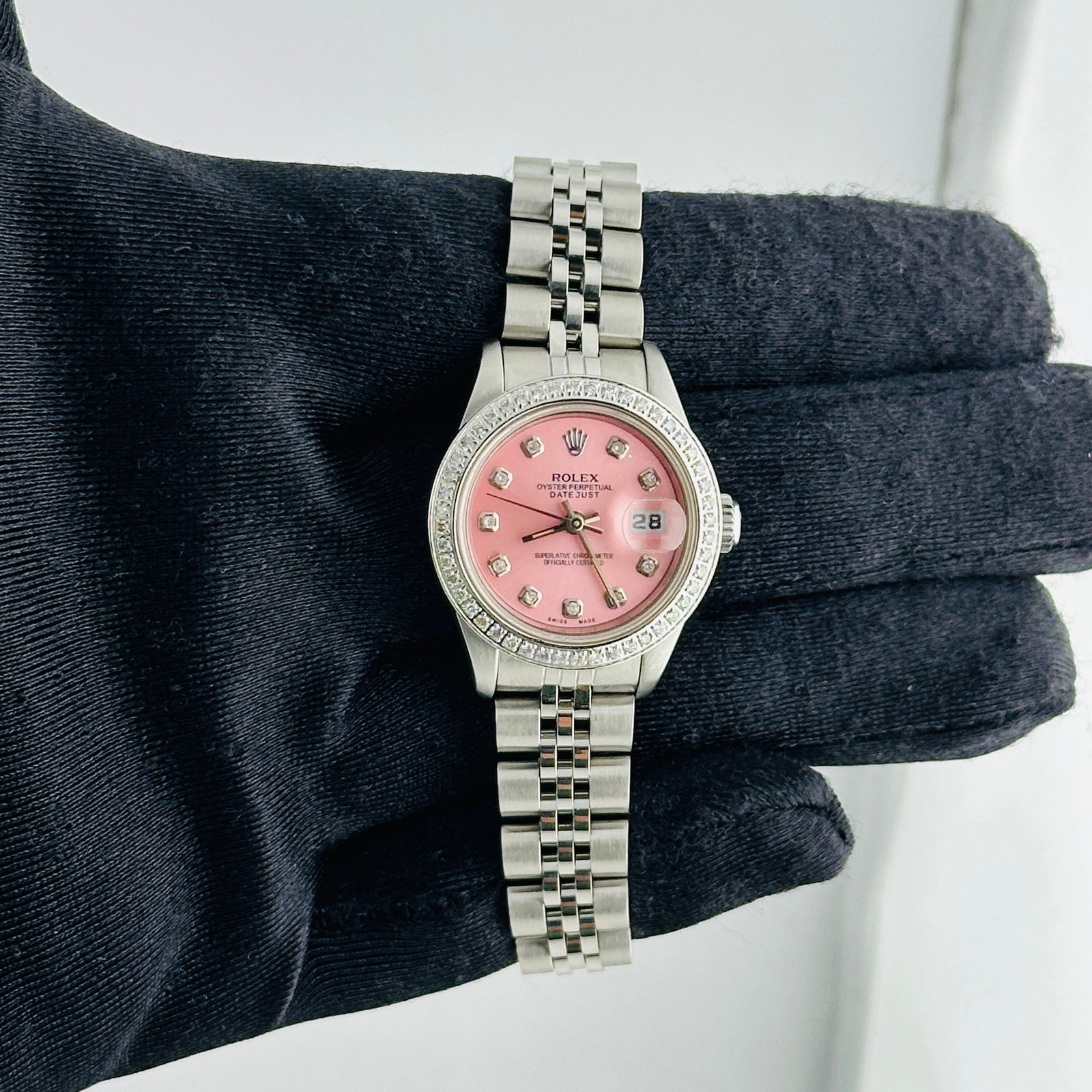 Ladies Datejust 69174 Watch Aftermarket Pink Diamond Dial D-Link Jubilee with Papers 1995: Ladies Datejust 69174 Watch Aftermarket Pink Diamond Dial D-Link Jubilee with Papers 1995 This ladies' Rolex Datejust wristwatch features an aftermarket pink diamond dial and a pave diamond bezel. The