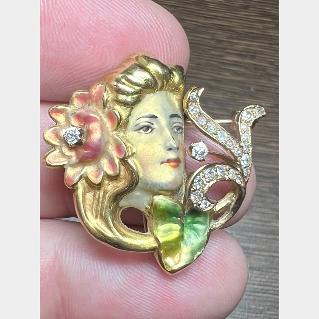Art Nouveau 14K Yellow Gold Pin with 23 Diamonds 0.50 Ct: Art Nouveau 14K Yellow Gold Pin with 23 Diamonds 0.50 Ct This exquisite Art Nouveau pin is crafted from 14K yellow gold and features a stunning arrangement of 23 diamonds, collectively weighing approx