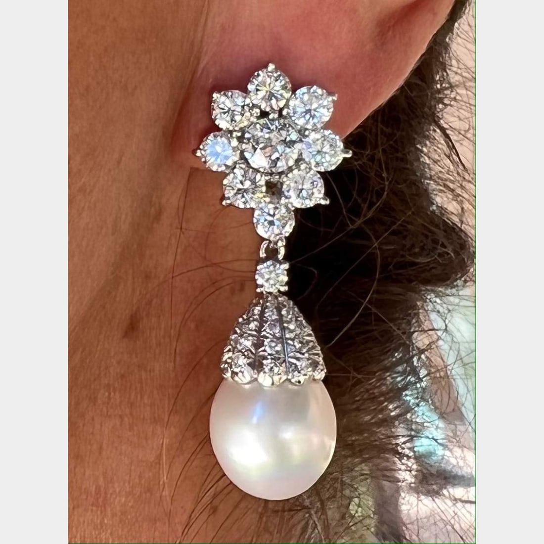 Elegant 8.25 Ct Diamond South Sea Pearl Earrings 18K White Gold Platinum: Elegant 8.25 Ct Diamond South Sea Pearl Earrings 18K White Gold Platinum These exquisite earrings feature 8.25 carats of stunning diamonds combined with two luxurious South Sea pearls. The diamonds in
