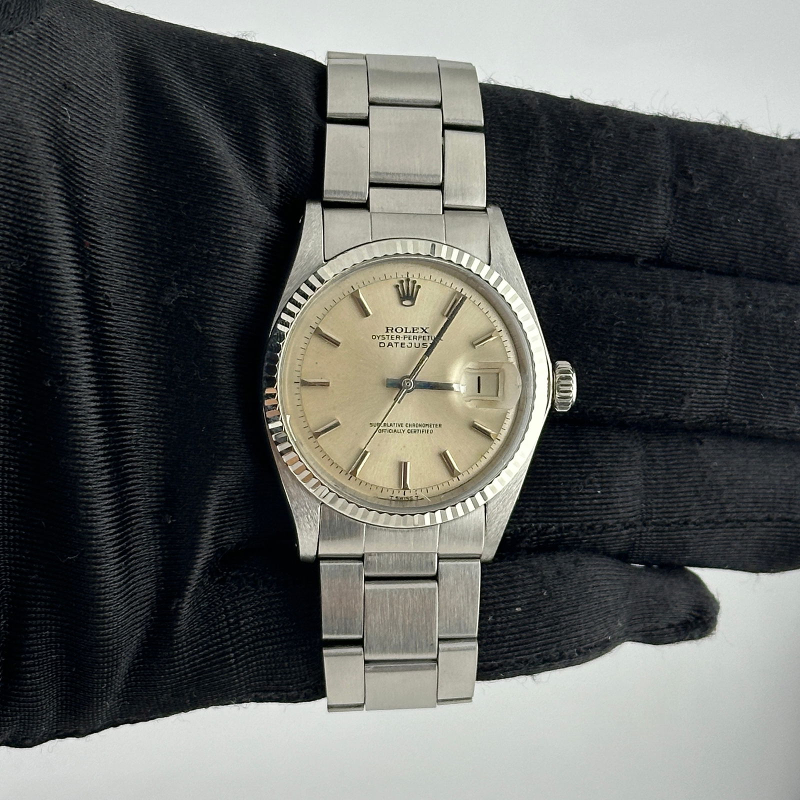 Datejust 1601/4 Men's Watch with Silver Stick Dial and Oyster Bracelet: Datejust 1601/4 Men's Watch with Silver Stick Dial and Oyster Bracelet This Rolex Datejust features a classic silver stick dial paired with a fluted bezel and an Oyster bracelet. The watch is designed