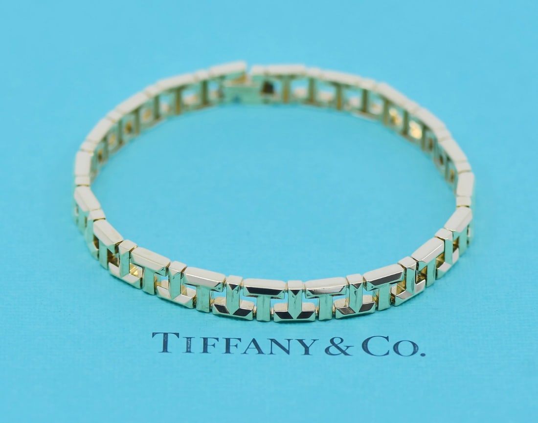 Tiffany & Co True Narrow 18K Yellow Gold Chain Bracelet 7 Inch: Tiffany & Co True Narrow 18K Yellow Gold Chain Bracelet 7 Inch This exquisite Tiffany & Co. True Narrow bracelet is crafted from 18K yellow gold, showcasing a sleek chain design that exudes elegance.