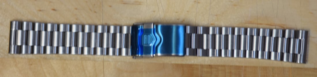 TAG Heuer BAO858 Stainless Steel Wristwatch Band 20mm: TAG Heuer BAO858 Stainless Steel Wristwatch Band 20mm This TAG Heuer stainless steel bracelet is designed for wristwatches and features a band width of 20mm. Crafted from high-quality stainless steel,