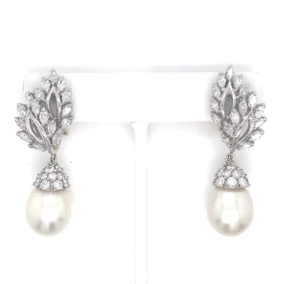 Luxury South Sea Pearl Diamond Earrings Platinum 7.50 ct: Luxury South Sea Pearl Diamond Earrings Platinum 7.50 ct These exquisite South Sea Pearl and Diamond Earrings are a luxurious addition to any jewelry collection. Featuring a stunning arrangement of 32