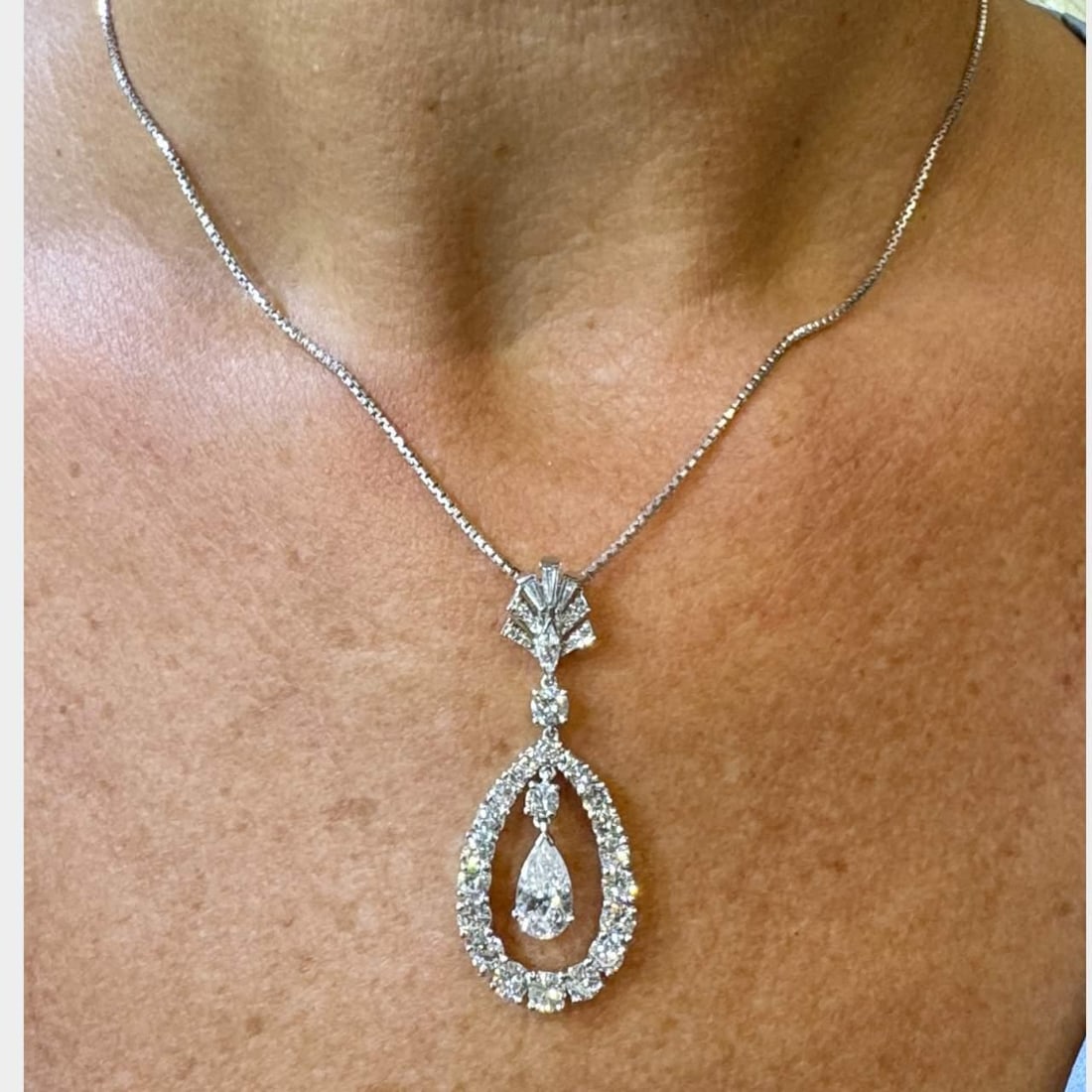 1950s Platinum Diamond Necklace 4.05 Ct E VS2 VVS-VS: 1950s Platinum Diamond Necklace 4.05 Ct E VS2 VVS-VS This exquisite 1950's Platinum Diamond Necklace features a stunning design, weighing 11.3 grams. It is adorned with an approximate 1.05 Ct. pear-sh