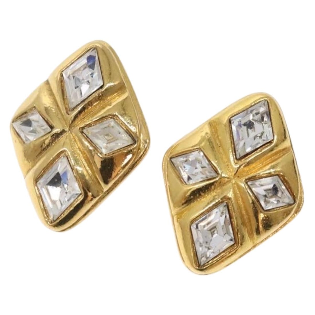 Chanel Gold Tone Vintage 25mm Clip-On Earrings: Chanel Gold Tone Vintage 25mm Clip-On Earrings These vintage Chanel earrings feature a gold finish and are designed for female wearers. The earrings show surface scratches and have a noticeable metal