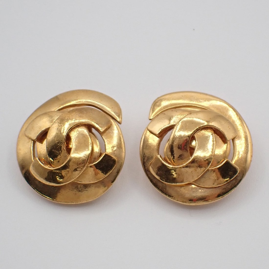 Round Clip-On Earrings with CC Logo Vintage Chanel Gold Tone (1 of 1)