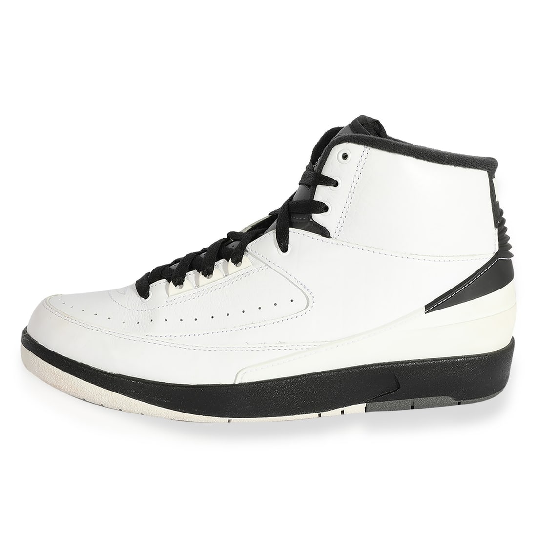 Air Jordan 2 Retro Wing It Men's Basketball Sneakers Size 9.5: Air Jordan 2 Retro Wing It Men's Basketball Sneakers Size 9.5 The Air Jordan 2 Retro 'Wing It' is a classic basketball sneaker designed for men, featuring a sleek black and white color scheme. Crafted