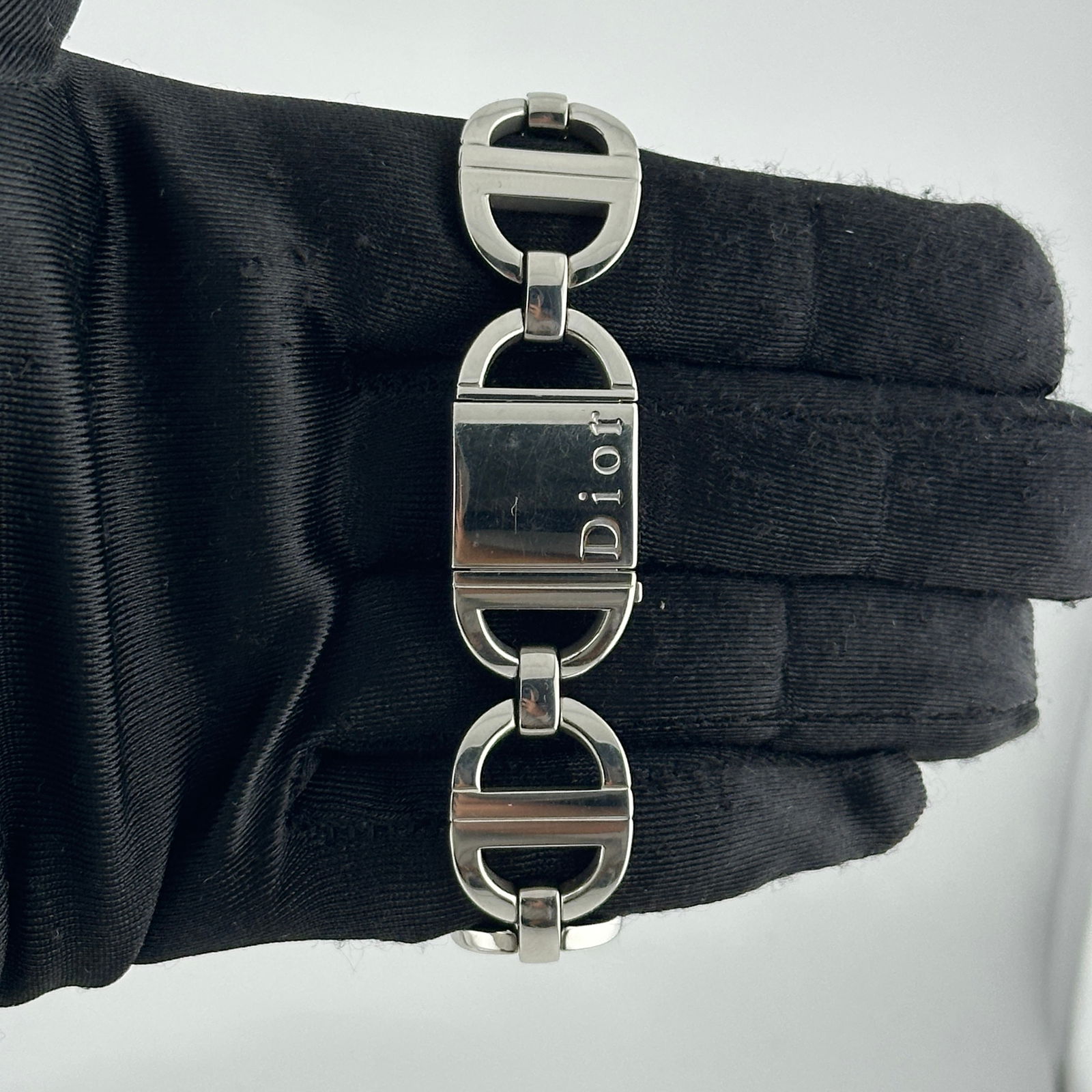 Pandiora Reference D78100 Stainless Steel 18mm Watch with White Dial: Pandiora Reference D78100 Stainless Steel 18mm Watch with White Dial This Christian Dior Pandiora watch features a white dial and a stainless steel case measuring 18mm. The timepiece is in good condit