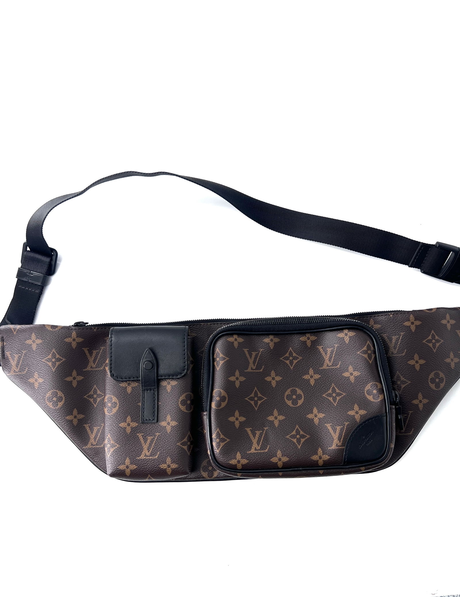 Christopher Bumbag by Louis Vuitton in Brown for Men: Christopher Bumbag by Louis Vuitton in Brown for Men This pre-owned Louis Vuitton Christopher Bumbag features a brown exterior and is designed for male use. The bag is in very good condition, with som