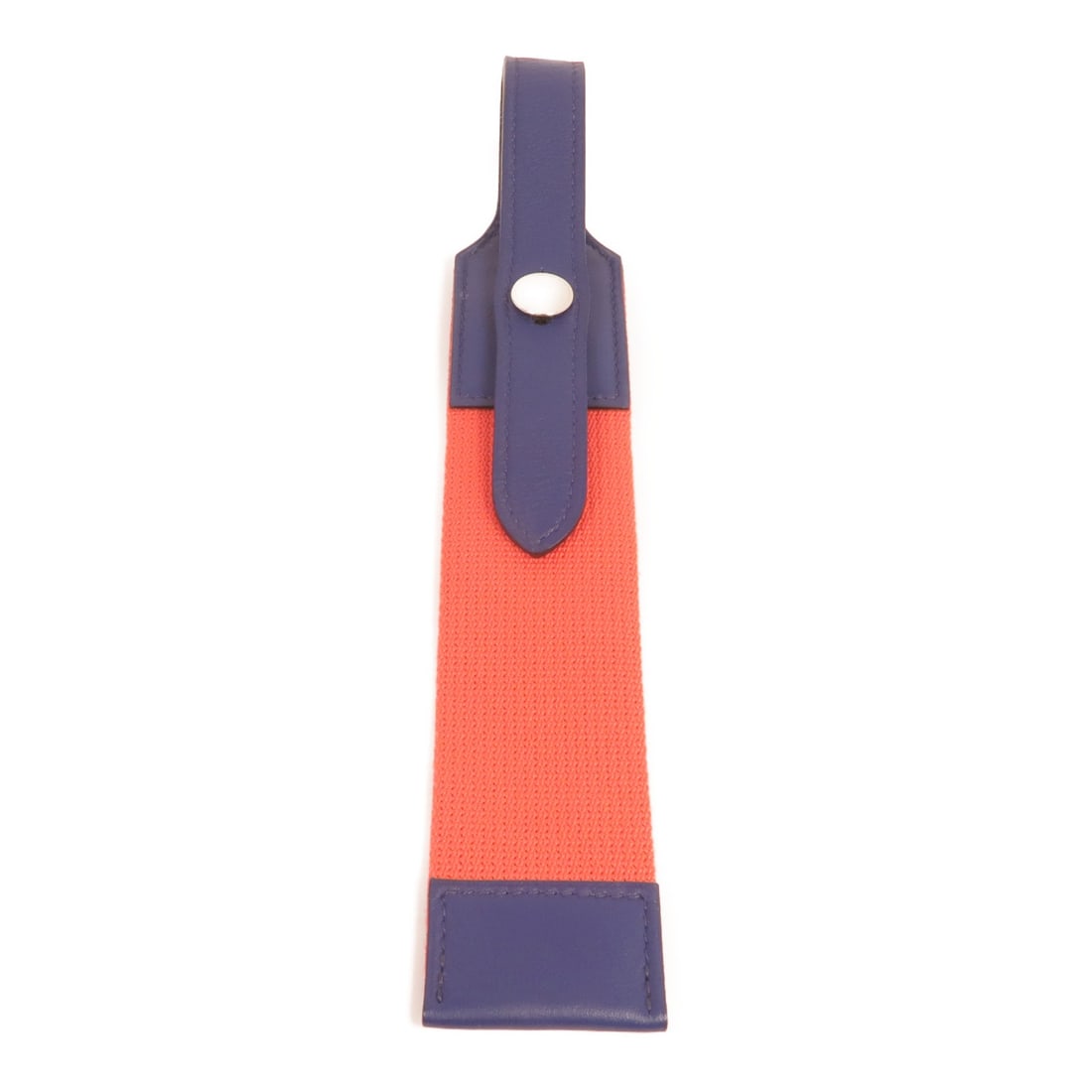 HERMES Red Blue Swift Leather Luggage Tag with PHW: HERMES Red Blue Swift Leather Luggage Tag with PHW This exquisite luggage tag from HERMES is crafted from high-quality calfskin (cowhide) leather, showcasing a striking red color. Designed as a stylis