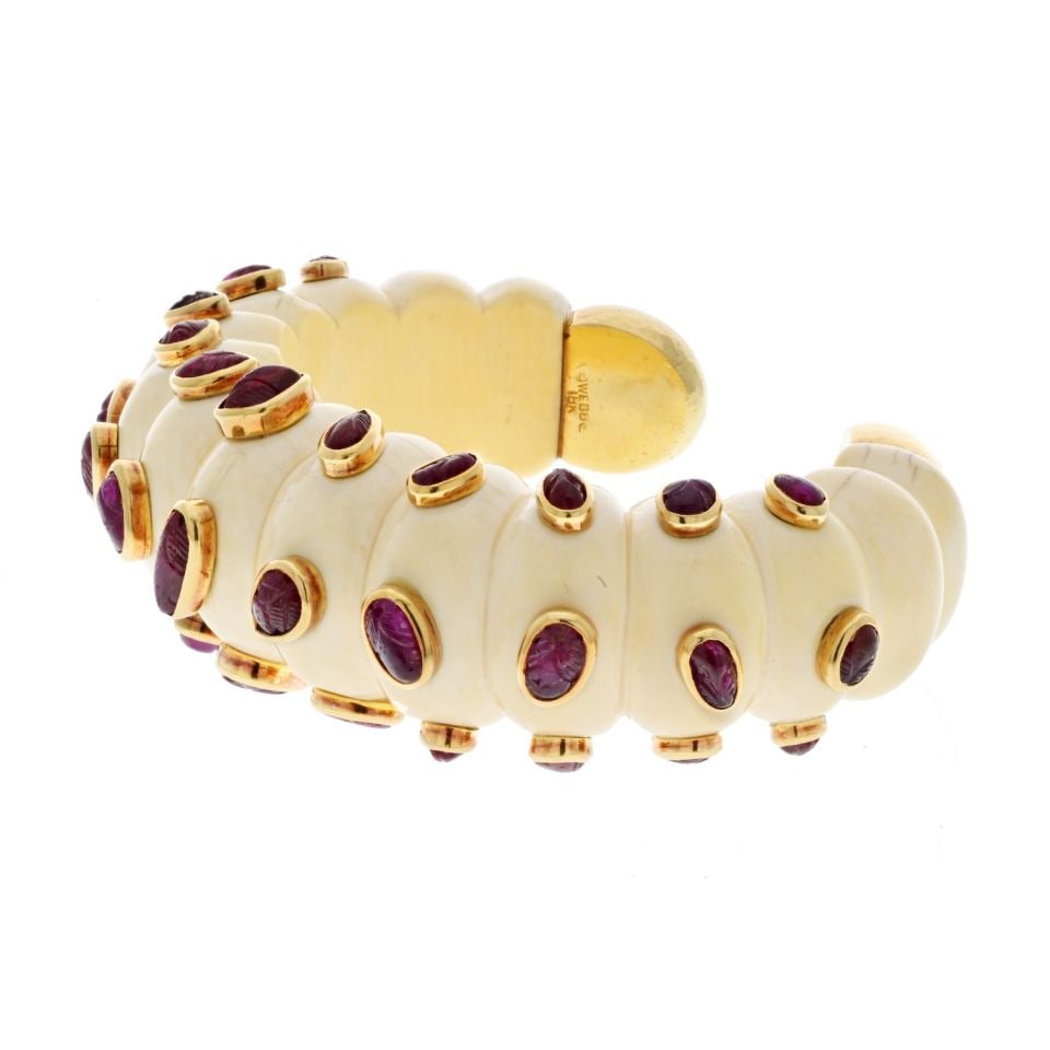 David Webb 18K Gold Ruby Fluted Bone Cuff Bracelet - 2