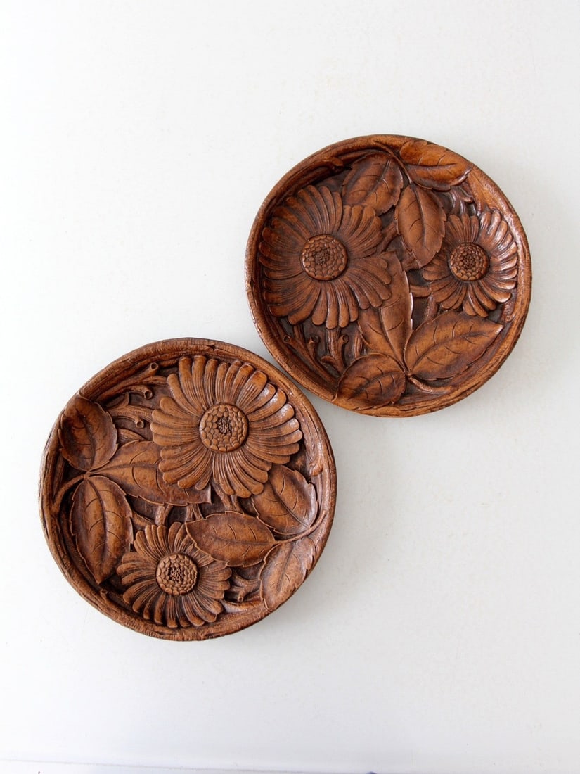 Vintage Syroco Wood Plates Set of 2 Floral Design 1940s (1 of 8)