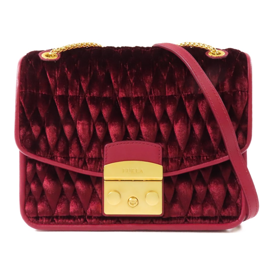 Furla Velvet Red GHW Shoulder Bag Made in Italy: Furla Velvet Red GHW Shoulder Bag Made in Italy Elevate your accessory collection with this luxurious Furla shoulder bag in a stunning velvet red. Crafted with meticulous attention to detail, this bag