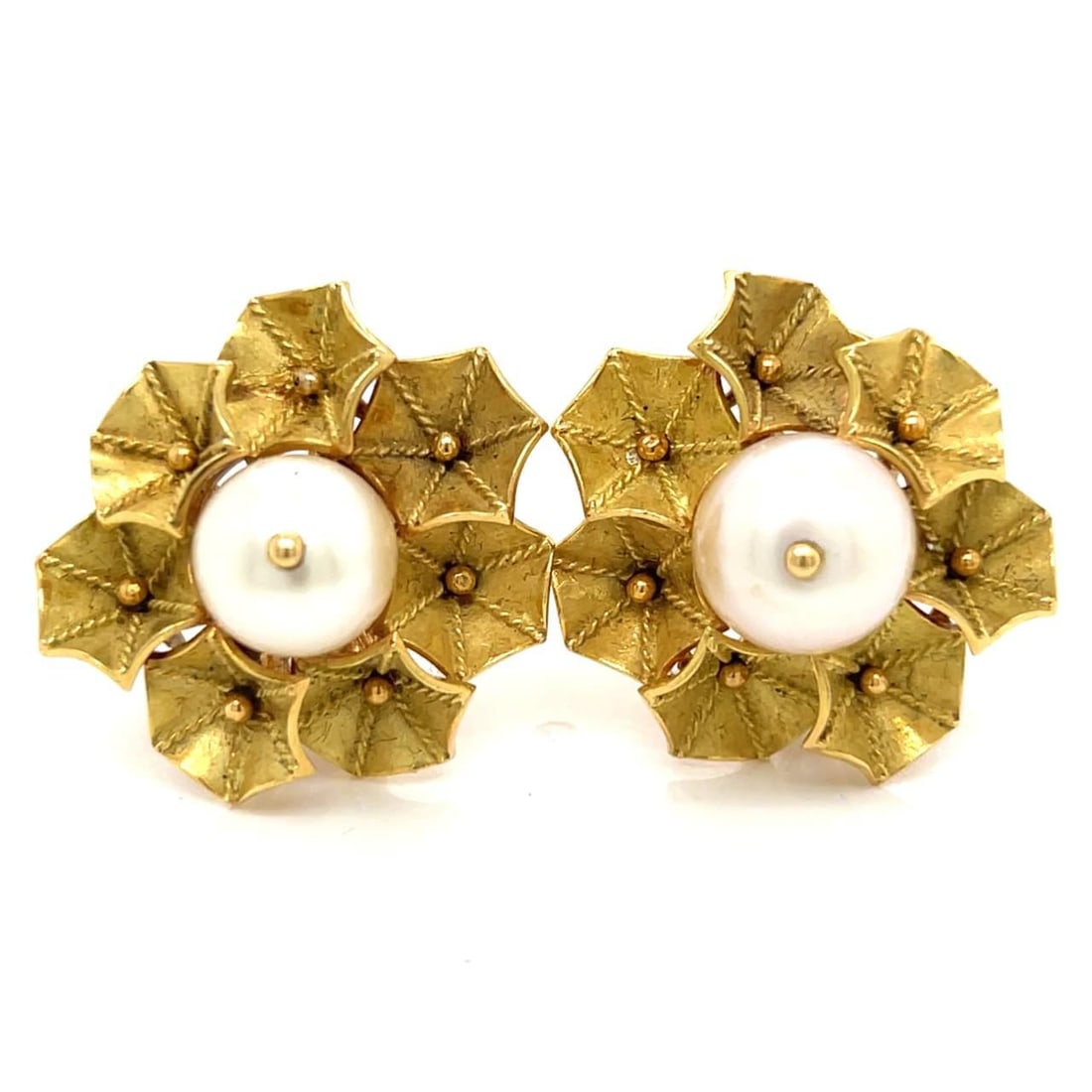 Elegant French 18K Yellow Gold Pearl Flower Earrings: Elegant French 18K Yellow Gold Pearl Flower Earrings These exquisite French earrings feature a beautiful flower design crafted from 18K yellow gold, adorned with lustrous pearls. Weighing 19.6 grams a