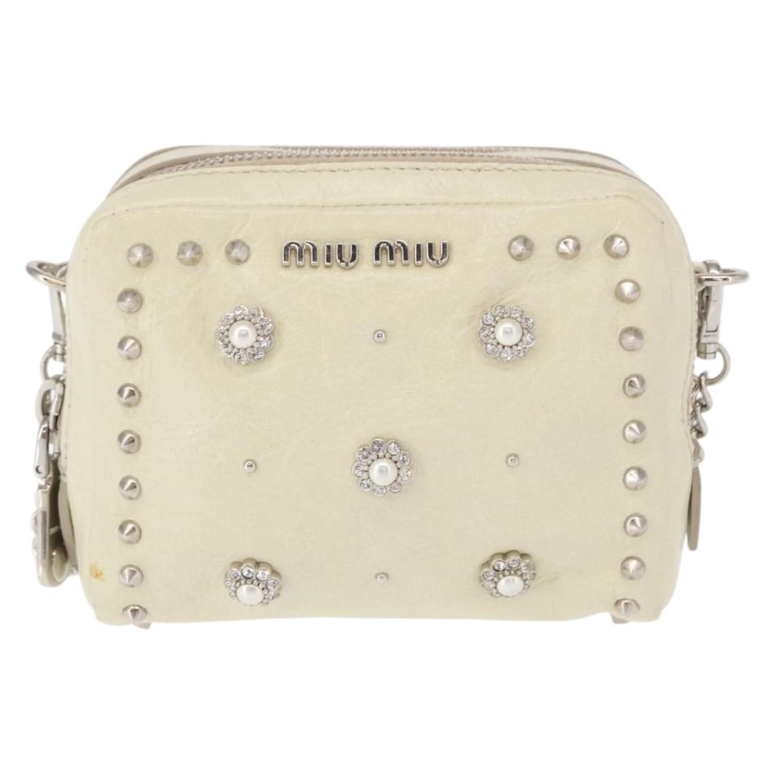 Chain Shoulder Purse in Silver by Miu Miu: Chain Shoulder Purse in Silver by Miu Miu This pre-owned Miu Miu chain crossbody bag features a silver finish and is designed for female use. The bag shows signs of use, including rubbing, slight shap