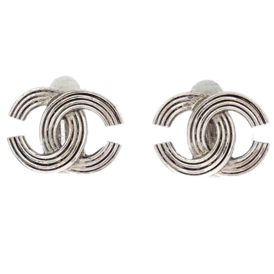 Chanel Silver Tone CC Logo Clip-On Earrings: Chanel Silver Tone CC Logo Clip-On Earrings These Chanel CC clip-on earrings feature a silver tone finish and are designed for women. They are in good condition with minor signs of use and no noticeab