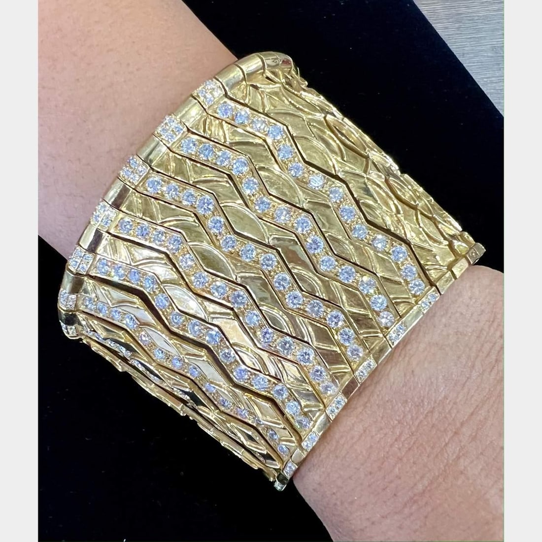 18K Yellow Gold 220 Diamond Bangle Cuff 24.00 Ct E-G VVS-VS (1 of 4)