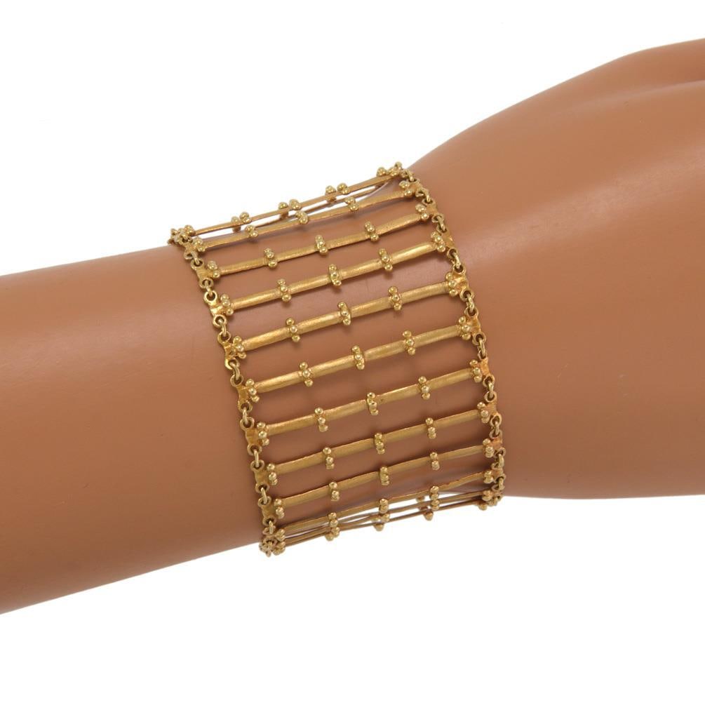 Carla Amorim 18k Yellow Gold Flex Bar Link Bracelet 39mm: Carla Amorim 18k Yellow Gold Flex Bar Link Bracelet 39mm Introducing a chic and sophisticated bracelet designed by renowned Brazilian designer Carla Amorim. This exquisite piece is crafted from 18k ye