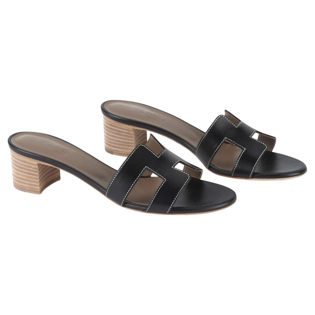 Hermes Oasis Sandal Black Calfskin Size 37.5 with Box: Hermes Oasis Sandal Black Calfskin Size 37.5 with Box Introducing the Hermes New Oasis Sandal in Black, a timeless addition to your footwear collection. Crafted from luxurious calfskin leather, this s