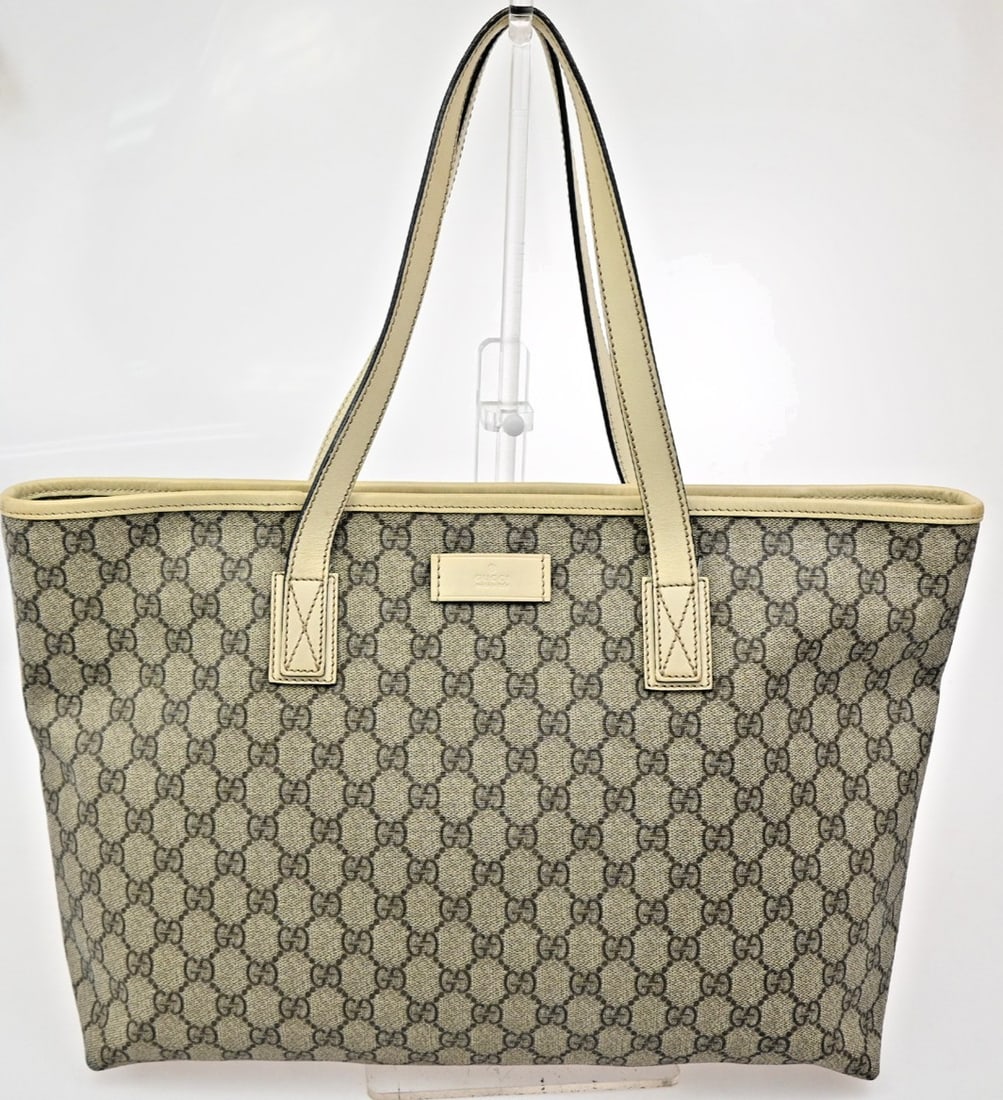 Beige Gucci Plus Tote Bag for Women: Beige Gucci Plus Tote Bag for Women This pre-owned Gucci Plus tote bag features a beige design and is intended for female use. It shows signs of previous use, including scuffs, dirt, and stains on bot