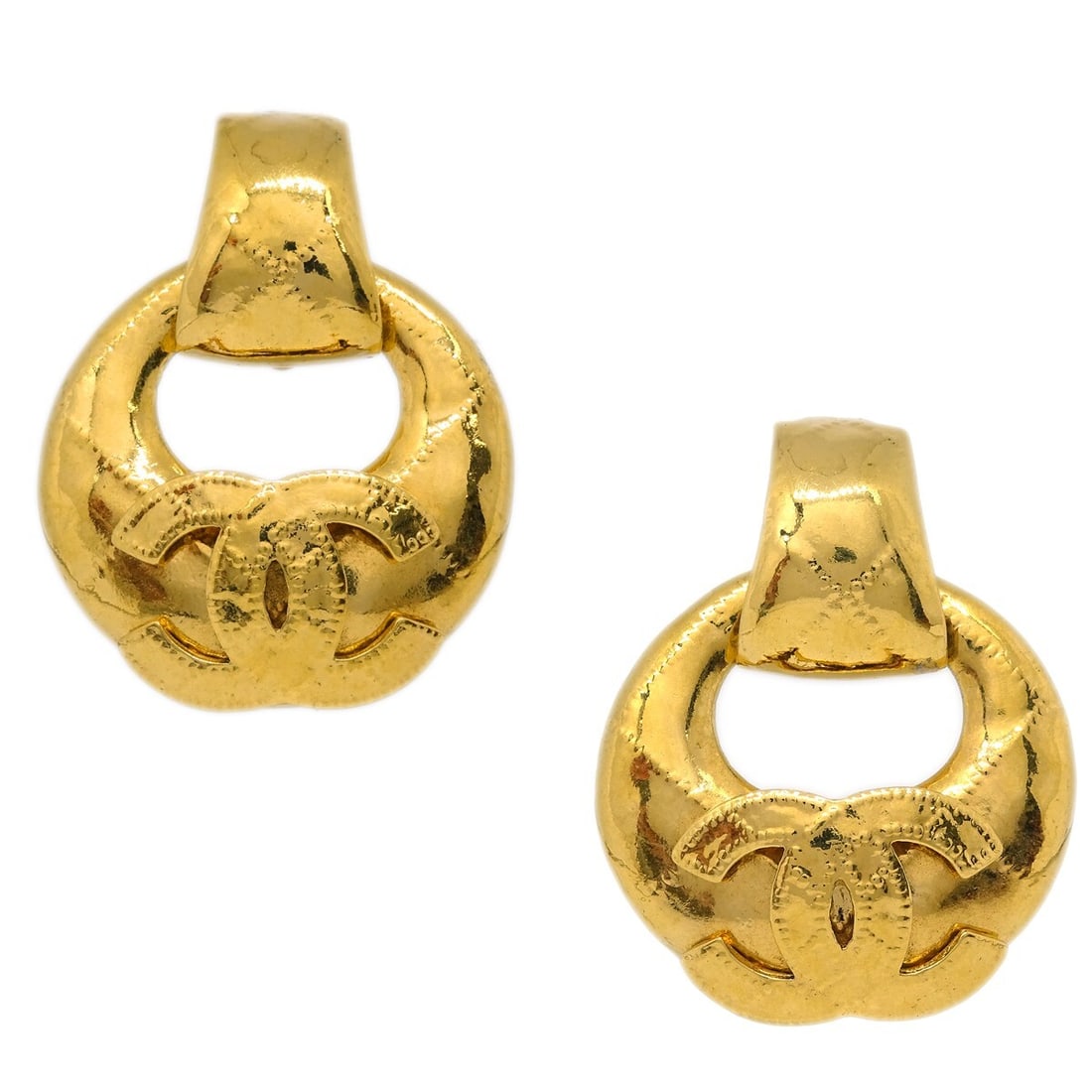 Gold Tone Clip On Earring from Chanel with CC Logo: Gold Tone Clip On Earring from Chanel with CC Logo This Chanel CC clip-on earring features a classic gold tone and is designed for female wearers. The piece is in good condition with minor signs of us