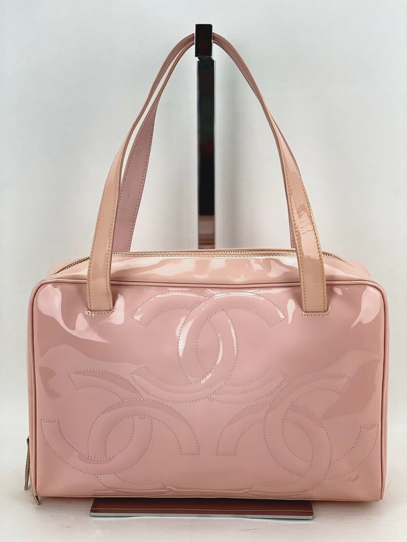 Chanel Medium Pink Patent Leather Zip Tote with Triple CC Logo: Chanel Medium Pink Patent Leather Zip Tote with Triple CC Logo This stylish Chanel Medium Pink Patent Leather Zip Tote Hand Bag features the iconic Triple CC logo, making it a must-have for any fashio