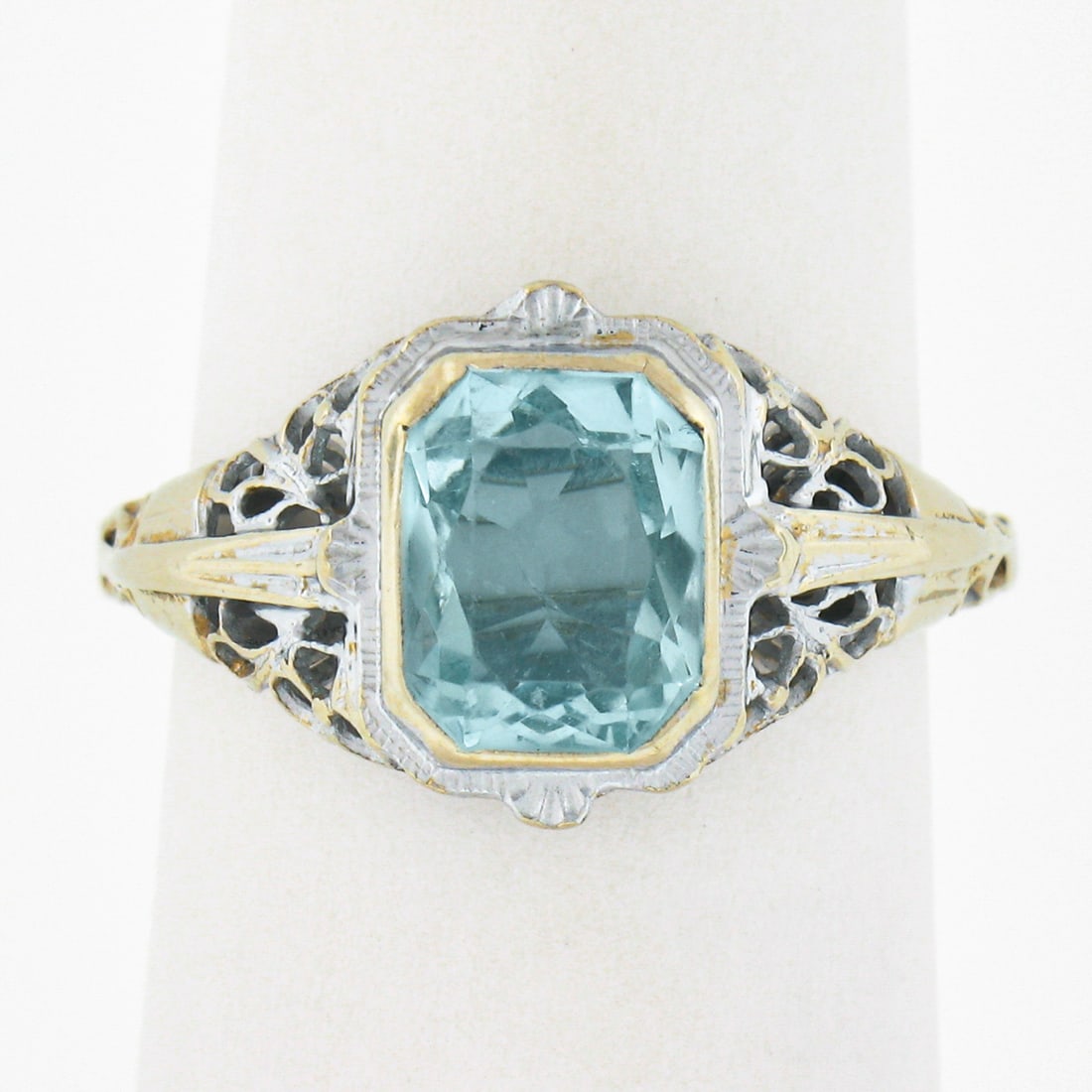 Antique Art Deco 14K White Gold 1.5ct Aquamarine Filigree Solitaire Ring: Antique Art Deco 14K White Gold 1.5ct Aquamarine Filigree Solitaire Ring This exquisite antique Art Deco ring is crafted from solid 14K white gold, showcasing a stunning 1.5 ct natural rectangular-cut