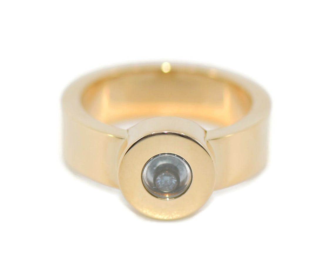 Chopard Happy Diamond 18K Yellow Gold Ring with Diamond Authentic: Chopard Happy Diamond 18K Yellow Gold Ring with Diamond Authentic This exquisite Chopard Happy Diamond ring is crafted from luxurious 18K yellow gold, showcasing a stunning diamond at its center. Desi