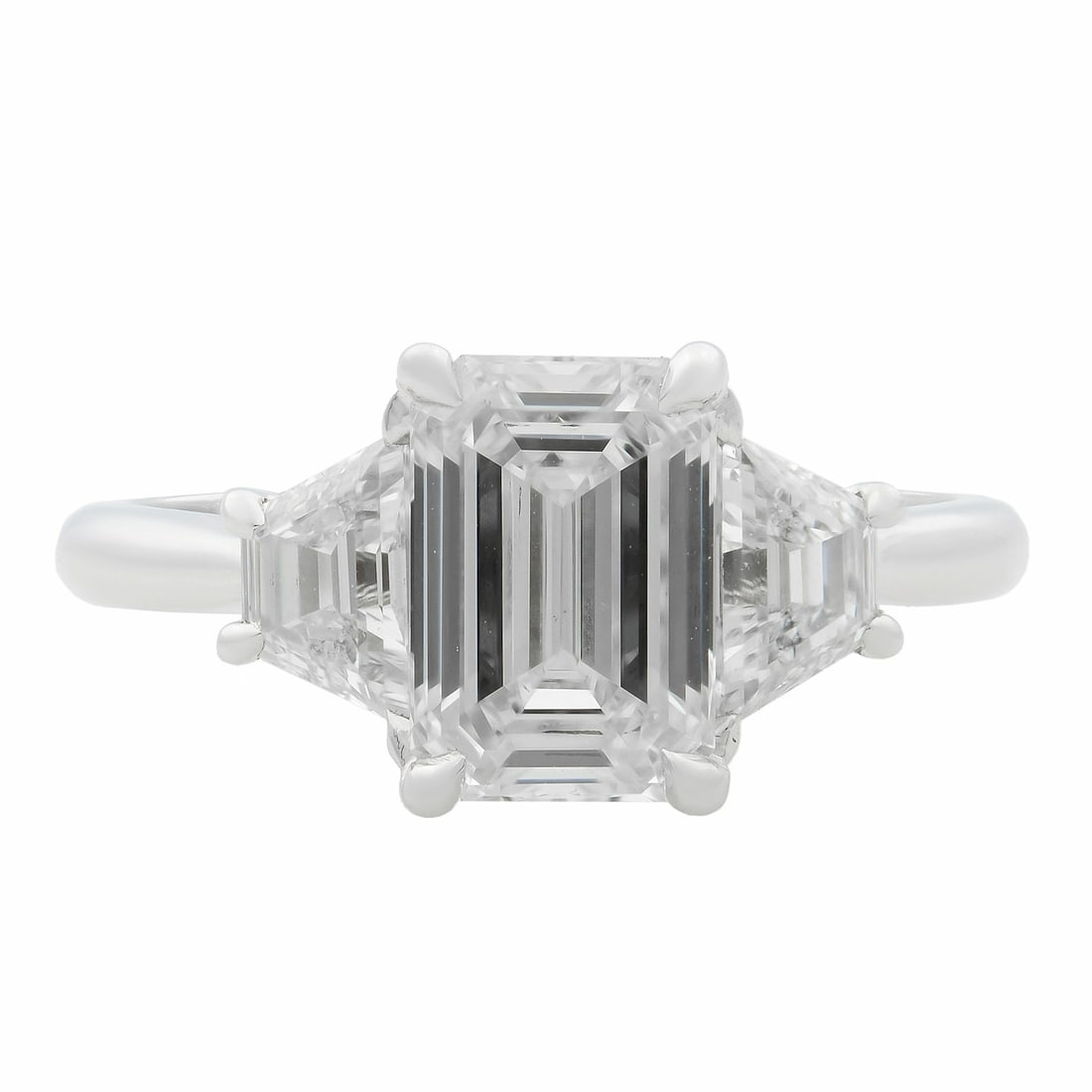 18K White Gold Rachel Koen 2.30ct Emerald & Trapezoid Diamond Three-Stone Ring GIA Certified: 18K White Gold Rachel Koen 2.30ct Emerald & Trapezoid Diamond Three-Stone Ring GIA Certified This stunning engagement ring features a mesmerizing 18K white gold setting, showcasing a natural diamond t