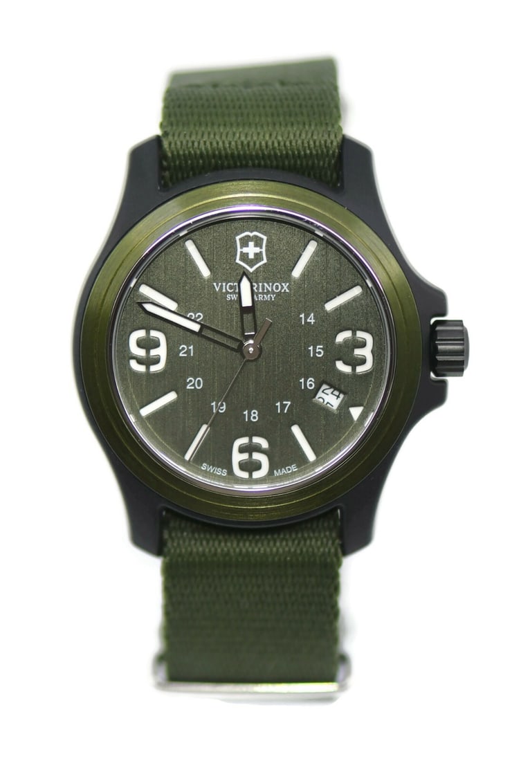 Victorinox Swiss Army Green Wristwatch Model 241514 with Box and Papers: Victorinox Swiss Army Green Wristwatch Model 241514 with Box and Papers Discover the Victorinox Swiss Army Green Watch, model 241514, a perfect blend of style and functionality. This pre-owned wristwa