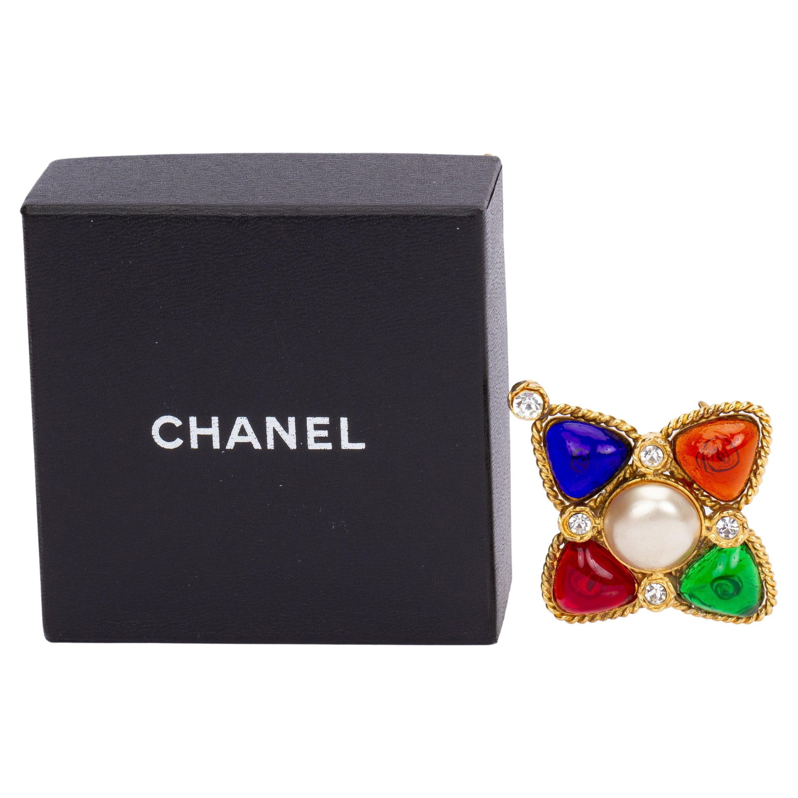 Chanel Vintage Gripoix Brooch Gold Multicolor Stones 1980: Chanel Vintage Gripoix Brooch Gold Multicolor Stones 1980 This exquisite Chanel vintage Gripoix brooch showcases a stunning design featuring a gold tone finish adorned with multicolored stones. The br
