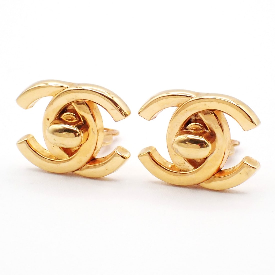 Vintage Chanel Gold Tone CC Turnlock Clip-On Earrings: Vintage Chanel Gold Tone CC Turnlock Clip-On Earrings These vintage Chanel CC Turnlock clip-on earrings feature a classic gold-tone finish and are designed for women. They are in good condition, displ